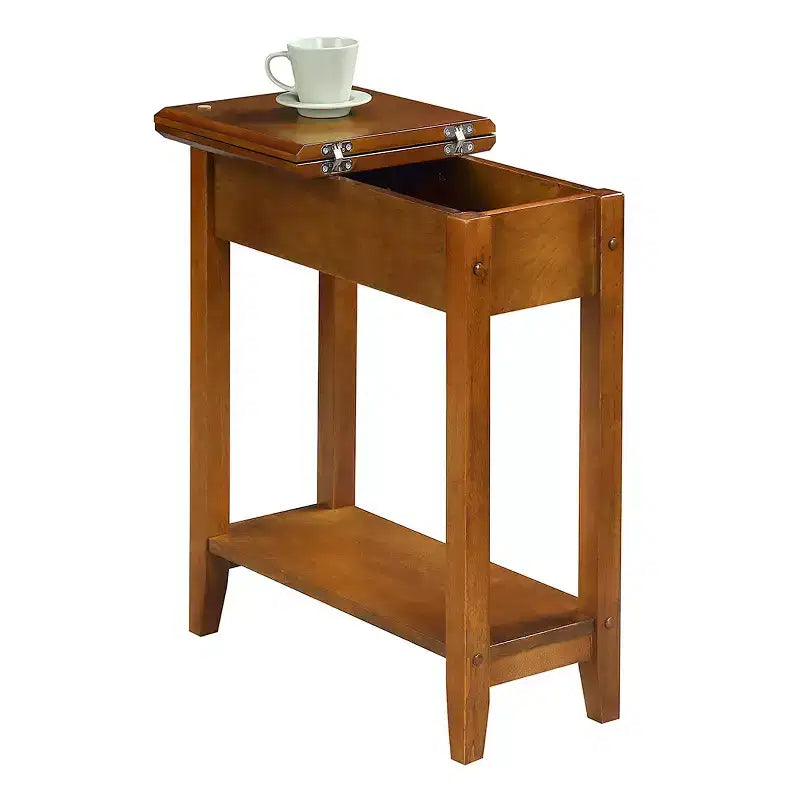Table d'appoint étroite Belmont avec étagère ouverte, bords biseautés et pieds fuselés, parfaite entre les chaises ou dans les petits espaces