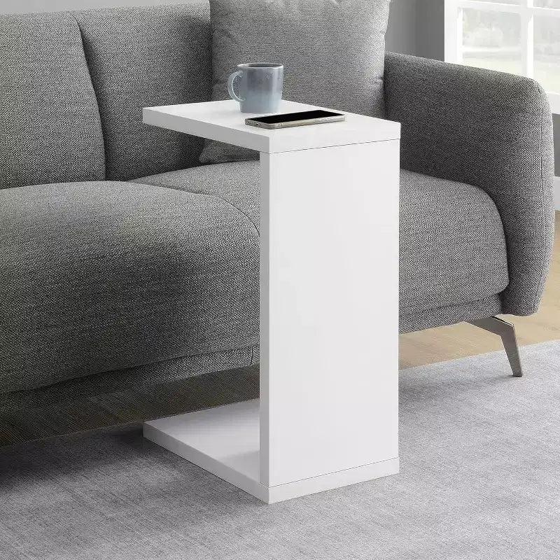 Table d'appoint en C Belmont avec finition mélaminée riche, cadre coulissant sous le canapé et commodité compacte à côté de la chaise