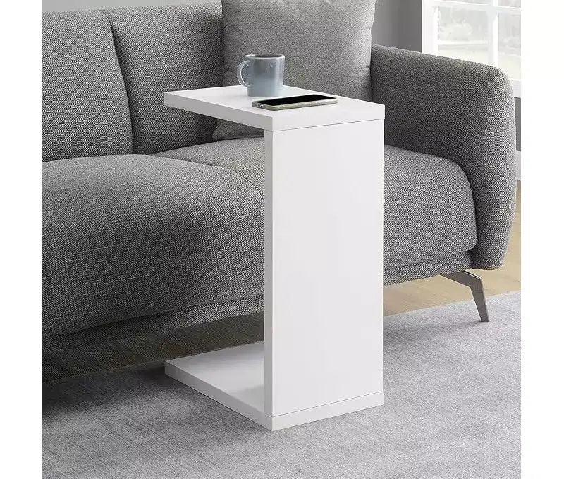 Table d'appoint en C Belmont avec finition mélaminée riche, cadre coulissant sous le canapé et commodité compacte à côté de la chaise