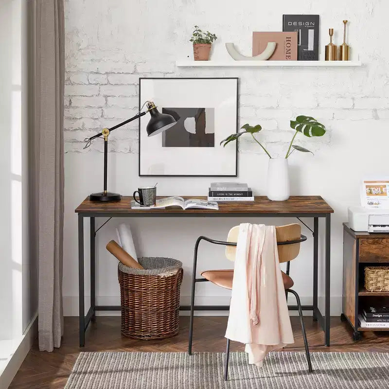 Bureau de 53,1 pouces avec cadre en acier, poste de travail de bureau d'une capacité de 110 lb pour l'étude à domicile, marron rustique et noir